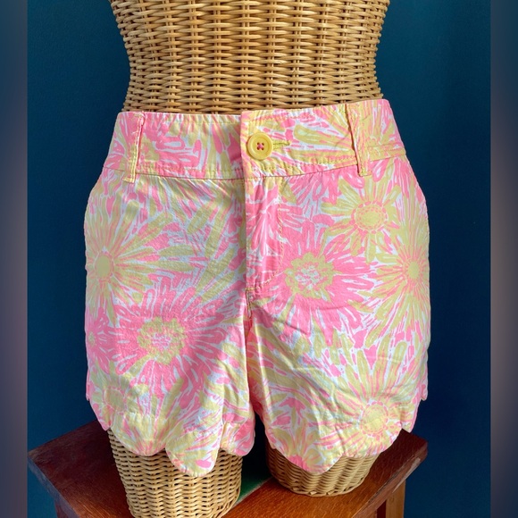 Lilly Pulitzer Buttercup Women’s Shorts. Salmon pink floral. Size 4. 100% cotton - Picture 2 of 14